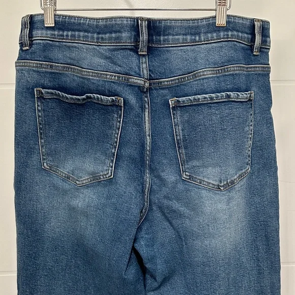 Plus Size High-Rise Women's Jeans in Medium Blue Wash; Curve Appeal Dream Weave - Picture 3 of 7